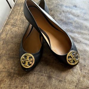TORY BIRCH flats. Signature gold logo on front. Size 7.